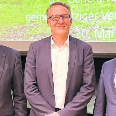 Auch Regierungsrat gratuliert - Sie prägten die interessante Generalversammlung (v. l.): Regierungsrat Jean-Pierre Gallati, Gemeindeammann Arsène Perroud und Vereinspräsident Paul Huwiler. Bilder: Walter Minder
