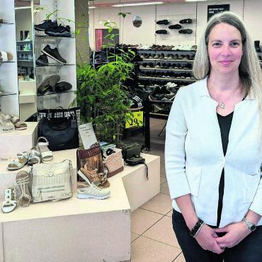 «Es tut mir weh für Bremgarten» - Im letzten Vierteljahrhundert war Sonja Conrad das Gesicht des Schuhgeschäfts. Schon ihre Lehre machte sie bei Borner. Nun muss auch sie sich umorientieren. Bild: Marco Huwyler