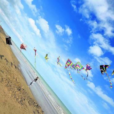 Zeigen Sie uns Ihren Sommer - Reiseziel Nummer 1 der Schweizer ist die Eidgenossenschaft selbst. Gefolgt von Italien. Im Bild: Ein windiger Strand in Bibione, Italien. Bild: spr