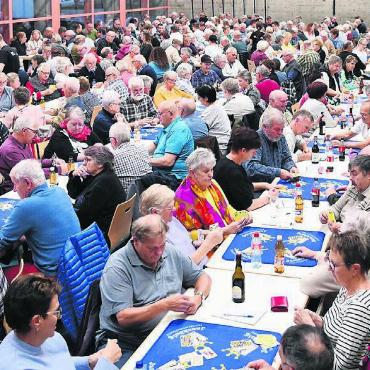 Die Karten sind gefallen - Volle Halle in Boswil: Einmal mehr lockte der Muni-Jass viele Jassbegeisterte an. Bild: zg