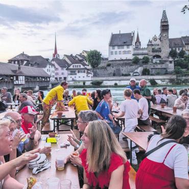 Einfach ein Wahnsinnsfest - ... nahmen es andere gleich nebenan gemütlich. Für Speis und Trank war beiderorts reichlich gesorgt.