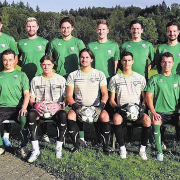 Ein «neues» Duo übernimmt - FC Bünz-Maiengrün, Saison 2024/25, hinten, von links: Visar Emini (Assistenztrainer), Adrian Rohner, André Filipe Nunes Vieira, Manuel Tschamper, Sergio Lüthi, Patrick Meyer, Justin Comas, Claude Zürcher, Ramon Weber, Michael Hochstrasser (Trainer). Vorne: Liam Hyde, Bryan Wiederkehr, Gian Jurt, Janik Jurt, Matthias Landolt, Noah Caggiano, Mattia Koch, Nelson Filipe Leites Pereira, Timon Obi. Es fehlen: Lukas Geissmann, Francesco Michienzi, Luca Nauer, Riccardo Randazzo, Gian Schlegel und Marko Stankovic.