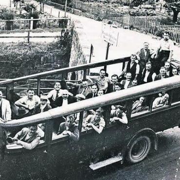 Bremgarter Frauenpower - Der Seniorenausflug in Bremgarten hat eine lange Tradition. Einst fuhr man als Männergesellschaft per Cabrio-Bus in die Ferne, wie diese Fotoperle beweist. Bild: zg