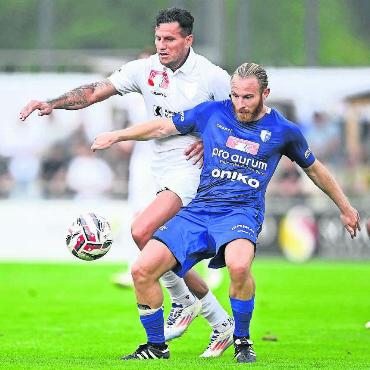 Traum erfüllt, Traum geplatzt - Der Wohler Michael Weber (vorne) schirmt den Ball vor Raul Bobadilla (Torschütze 1:2) ab. Bilder: Alexander Wagner