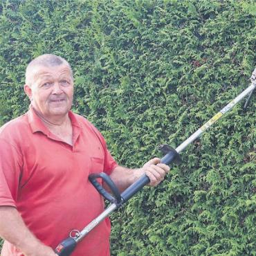 Seit 35 Jahren auf Pikett - Draussen in der Gemeinde tätig sein wie hier beim herbstlichen Heckenschneiden: Das sind die Arbeiten, die Gemeindearbeiter Kurt Käslin seit Jahren gerne macht. Bilder: vaw/zg