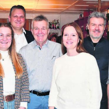 Vor allem die SVP strahlte - Die sieben Vertretungen der Mitte im Einwohnerrat (v. l.): Daniel Heinrich, Aline Knoblauch, Marc Donat, Ruedi Donat, Stefanie Dietrich, Harry Lütolf und Marco Schmid. Bild: Daniel Marti