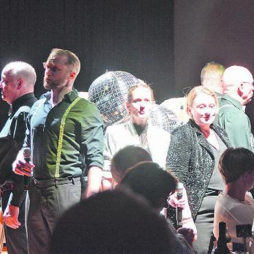 Zwischen Tracht und Pailletten - Discokugel im Rücken und dabei grosse Emotionen transportieren, auch das kann das Chörli.