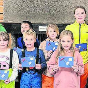Die Schneemänner auf dem Podest - Die drei ersten Gruppen freuen sich über je einen kleinen Preis. Bild: zg