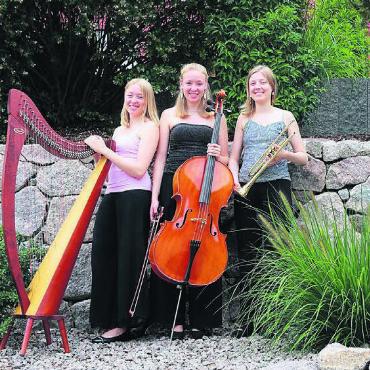 In fremde Welten eintauchen - Die drei Wohler Schwestern Jana, Nora und Olivia Bürger (von links) bestreiten das Kaffeehauskonzert.
