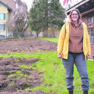Wissen, wo das Gemüse herkommt - Die Felder sind gepflügt, das einstige Hühnerhaus zu einem Gartenhaus umfunktioniert. Valérie Strebel freut sich, wenn das Projekt Selbsterntegarten beim Klosterhof bald so richtig losgeht. Bild: Annemarie Keusch