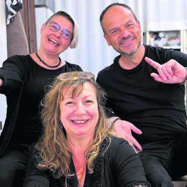 Pop-up-Store bei Schwager - Die aufgestelltesten Heilstein-Spezialisten: Karin Beaud, Biggi Winteler, Roberto Bonetti. Bild: cs/heilstein-schmuck.ch