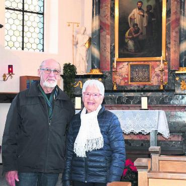 Wie eine Liebesgeschichte - Abschied mit Freude und Wehmut: Toni und Astrid Brunold waren 39 Jahre und 2 Monate fast täglich da für «ihre» Kapelle in Anglikon mit dem speziellen Altar. Bild: Daniel Marti
