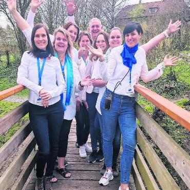 Themen auf den Punkt gebracht - So bunt wie der Regenbogen ist das Organisationskomitee vom Elternbildungstag. Von links: Anja Froio, Belinda Lowe, Renate Meyer, Sylvie-Marie Nuc, Immanuel Schäbe, Alessandra Loher, Raffaela Flory, Mirjam Kölliker. Bild: zg