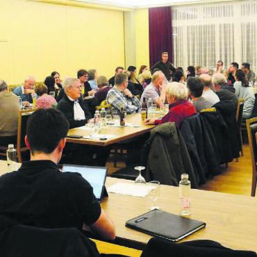 Vorfreude aufs Jugendfest - Gemeinderat Daniel Füglistaler (links) nahm die Wünsche und Anregungen aus den Reihen der Vereinsvertreter entgegen, jetzt werden diese geprüft. Bilder: Chregi Hansen