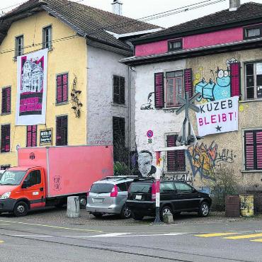 Kuzeb bleibt – definitiv - Nomen est omen: Das Kuzeb bleibt tatsächlich – wie es der Name der Kampagne längst verhiess, welcher auch unübersehbar an der Fassade der ehemaligen Kleiderfabrik prangt. Bild: Marco Huwyler
