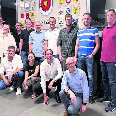 Jugendfest 2026 ist lanciert - Das OK stehend (v. l.): Philippe Wyser, Präsident; Sandra Donat, PR-Medien; Dani Gsell, Unterhaltung; Daniel Baumgartner, Finanzen; Iso Kalchofner, Schule; Adrian Tobler, Sicherheit; Patrick Hilfiker, Umzug; Marko Marinkovic, Bau; René Schmidli, Vizepräsident. Kniend (v. l.): Ueli Lütolf, Vizepräsident; Fabienne Wyser, Gastronomie; Fabio Gsell, Künstlerische Leitung; Josef Würsch, Sekretariat. Bild: pd