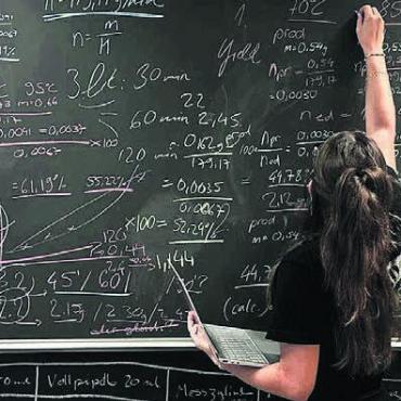 Feuer und Flamme für Chemie - Ganz viele Formeln und Rechnungen und mittendrin eine junge Murianerin, deren Begeisterung für pharmazeutische Chemie riesig ist.