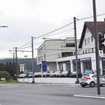 «Regierung muss nachbessern» - Der Regierungsrat spricht beim Mutschellenknoten von einer punktuellen Überlastung. «Die täglichen Kolonnen durch das Dorf zeichnen ein deutliches anderes Bild», findet Nelly Meier, Präsidentin der Mitte Berikon. Bild: Archiv