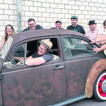 Im besten Licht präsentieren - Das OK des Nachtumzugs ist mit viel mehr Drive unterwegs als auf diesem Bild. Am Steuer der neue OK-Präsident Julian Huber, unterstützt wird er von Angela Grolla, Remo Baumann, Prisko Lüthi, Markus Eichenberger, André Stadelmann, Sibylle Göggel und Gabi Leuthard (von links). Bild: zg