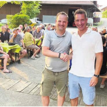 Rekord beim Spiessbraten-Essen - Der neue Trainer Björn Navarin (rechts) mit Fördervereinspräsident Mirko Kleiner. Bild: zg