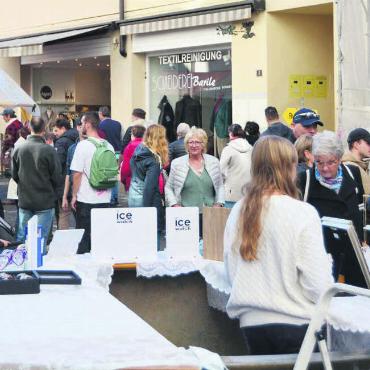 Warum darf die IKEA? - Von den vollen Gassen während des Marktes der Vielfalt würden gerne auch die Altstadt-Läden profitieren. Die Gesuche für eine Sondergenehmigung von Sonntagsarbeit werden jedoch seit 2022 abgelehnt. Bild: sab (Archiv)