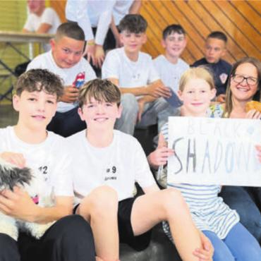 Ereignisreiches Turnierwochenende - Das Team der Black Shadows mit treuen Fans. Bild: zg