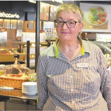 Am liebsten im Hintergrund - Corinne Hümbeli mitten im Coop-Restaurant in Muri. Hier möchte sie gerne bis zu ihrer Pensionierung bleiben.
Bild: Annemarie Keusch