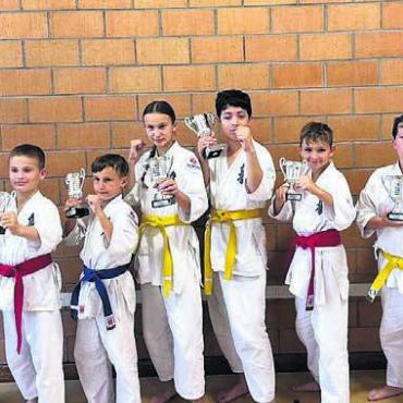Sechs Podestplätze für Angliker Nachwuchs - Die Angliker Delegation (von links): Coach Kurtis Kurtishi, Auron Kurtishi, Ledion Bunjaku, Alesa Bunjaku, Halil Öner, Felix Lehmann, Arian Asani und Coach Peter Hubschmid. Bild: zg