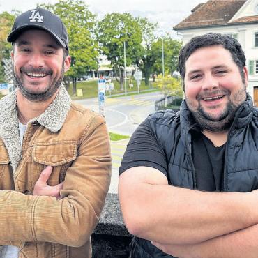 Augenzwinkern trotz Sonnenbrille - Zwei Freunde mit verrückter Nebenbeschäftigung: Adriano Meyer (links) und Pascal Schmider. Bild: Stefan Sprenger