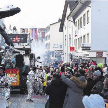 Wunderland im Freudentaumel - Abgehoben: Wer fliegend durchs Zentrum kam, wie die Füür-Clique Wohlen, hatte Vorteile. Bei den Zuschauerreihen gab es praktisch kein Durchkommen mehr. Bild: Daniel Marti