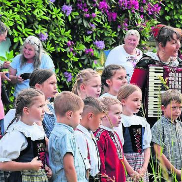 Wenn die Halme hell und zart sind - Das Chinderjodelchörli» aus Villmergen unter der Leitung von Anna Eisenhut begleitete das Stroherntefest.