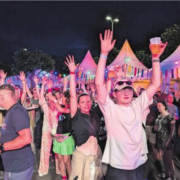 Einfach ein Wahnsinnsfest - Mit La-Ola-Wellen gings auch nach dem Fussball weiter. Der Schlager in Bremgarten verbindet Jung und Alt in einer fröhlichen Feier.