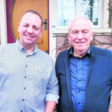 «Ein sehr spezieller Moment» - Wie der Vater, so der Sohn: Von 1990 bis 1999 amtete Walter Troxler (r.) als Bremgarter Stadtrat. Nun feiert er an der Seite von Filius Stephan (l.) dessen Einzug in die Bremgarter Regierung. Bild: Marco Huwyler
