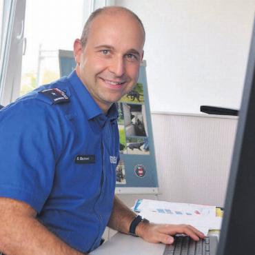 Der neue Alltag im Büro - Simon Bachmann gefällt die Abwechslung, die seine neuen Aufgaben als Chef Regionalpolizei und Leiter Sicherheit der Gemeinde Muri mit sich bringen. Bild: Annemarie Keusch