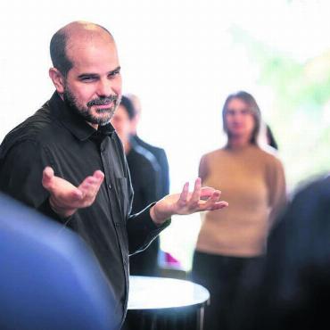 In Liedern durch die Nacht - Der neue Quersang-Dirigent Roberto Vacca im Einsatz beim vergangenen Probesonntag von Quersang. Bild: zg