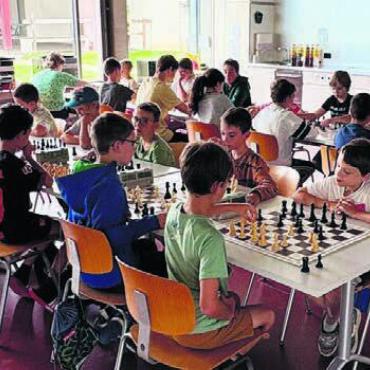 Der wahre Geist des Schachsports - 51 begeisterte Schülerinnen und Schüler nahmen teil und tauchten im Rahmen des Ferienpasses in die faszinierende Welt des Schachs ein. 
Bilder: zg