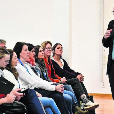 Erziehung ist eine Herausforderung - Oskar Jenni ist überzeugt, dass Eltern nicht perfekt sein müssen. Gut genug reicht. Bilder: Monica Rast