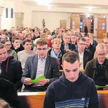 Herzblut – auf beiden Seiten - Volle Kirche an der Kirchgemeindeversammlung im Frühling. Der dort gefällte Entscheid wurde an der Urne auf den Kopf gestellt. Bild: Archiv