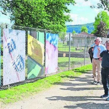 Weiterhin hohe Investitionen - Entlang des Zauns rund um die Dottikon ES hängen noch bis zum 20. August die Bilder des Fotografen Pierluigi Macor. Bild: chh