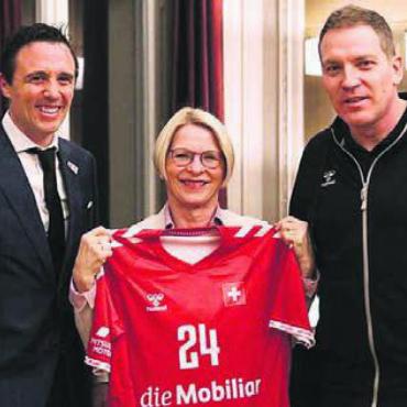 Botschafterin wird heiser - Verbandspräsident Pascal Jenny, Botschafterin Livia Leu und Nationaltrainer Michael Suter.