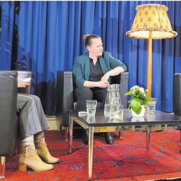 Weil jeder Mensch anders ist - Elena Ibello (links) sucht sich jeden Monat Gesprächspartner, um über das Sterben und den Tod zu reden. Im Live-Podcast aus dem Reusspark waren dies Palliativ-Fachfrau Karin Rippstein (Mitte) und Helene Schnyder, die vor Kurzem von ihrem Mann Abschied nehmen musste.
Bild: Chregi Hansen