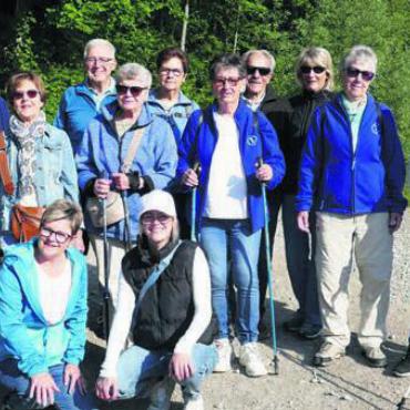 Auf schmalen Pfaden - Die Teilnehmer genossen das herrliche Mai-Wetter auf ihrer Wanderung. Bild: zg