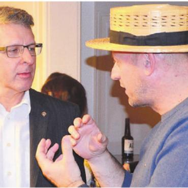 Kinderbuchfigur wird geadelt - Laudator Martin Laubacher (rechts) und Tobias Knecht.