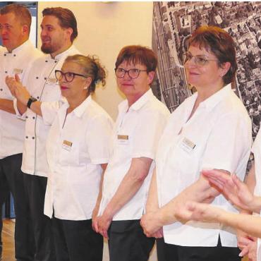 Enorme Wirkung durch Freiwillige - Das Küchen- und Servicepersonal des Bifang konnte am Schluss des Abends einen grossen Applaus entgegennehmen. Zuvor hat das Team die Anwesenden auf der ganzen Ebene verwöhnt. Bilder: Stefan Treier