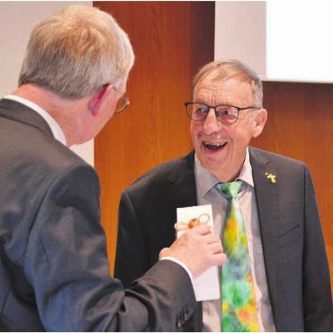 Barocke Perle bald 1000-jährig - Präsident Peter Hochuli (links) verabschiedet Sepp Galliker nach 17 Jahren aus dem Vorstand. Bilder: Albert Schumacher