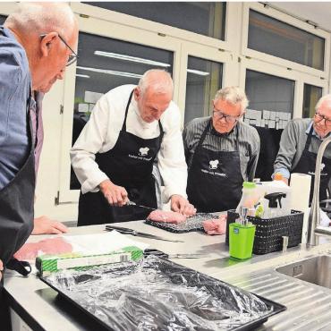 Bilder, Menschen, Emotionen - 19. November: Spitzenkoch Hugo Weibel führt in Villmergen einen Kochkurs für Senioren durch. Das Angebot ist ein Erfolg: 20 ältere Herren lassen sich durch ihn in die Geheimnisse der Küche einweihen. Zum Beispiel, wie man Fleisch richtig pariert.
