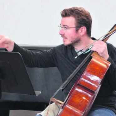 Teil der Entstehung sein - Einschreiten, diskutieren, nochmals von vorne: Durch den regen Austausch (hier Benjamin Nyffenegger) im Ensemble gewinnt das Stück an Perfektion.