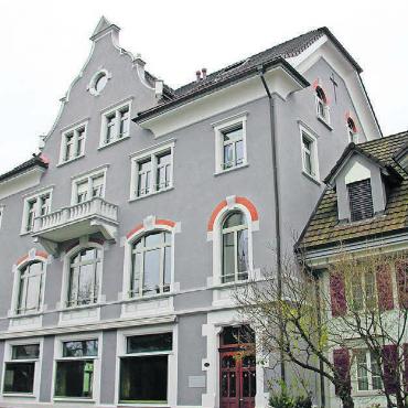 Bald ein strukturelles Defizit - Gelungene Sanierung: Das Domherr-Meyer-Haus strahlt in neuer Frische. Die Mieteinnahmen werden mithelfen, dass die finanzielle Lage der Kirchgemeinde einigermassen ausgeglichen sein wird. Bild: mo