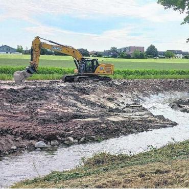 Abfischung der Bünz - Die Baumaschinen beginnen nach dem Abfischen mit der Revitalisierung. Bild: gk