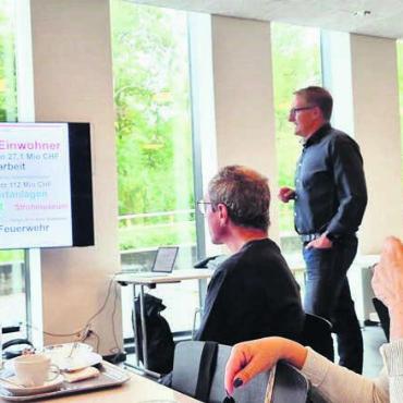 Eine Million Strohhüte - Beim Brunch im Berufsbildungszentrum Freiamt-Lenzburg konnten sich die Neuzuzüger nach dem Rundgang durchs Dorf stärken.